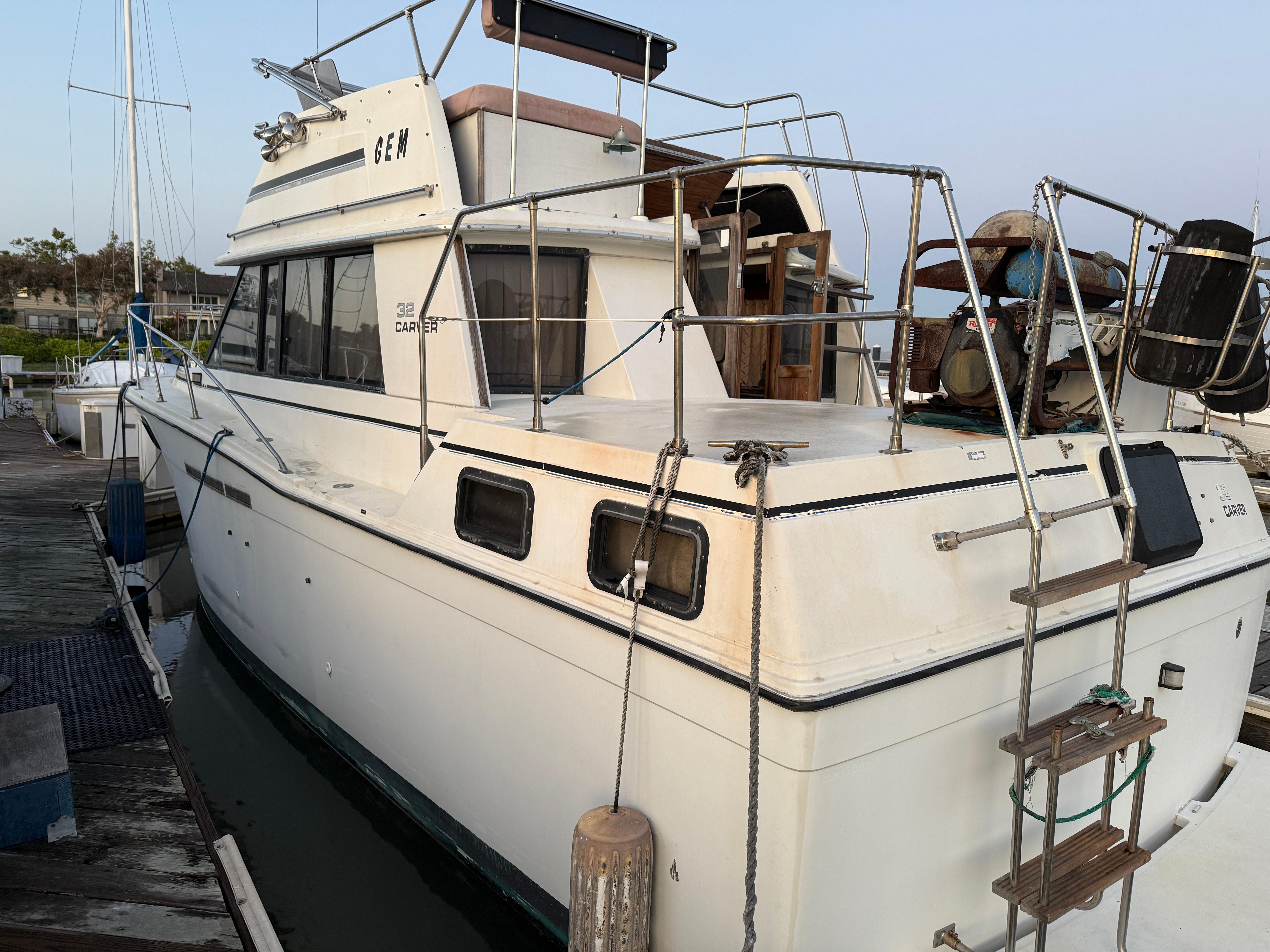 1983 Carver Aft Cabin 3207
