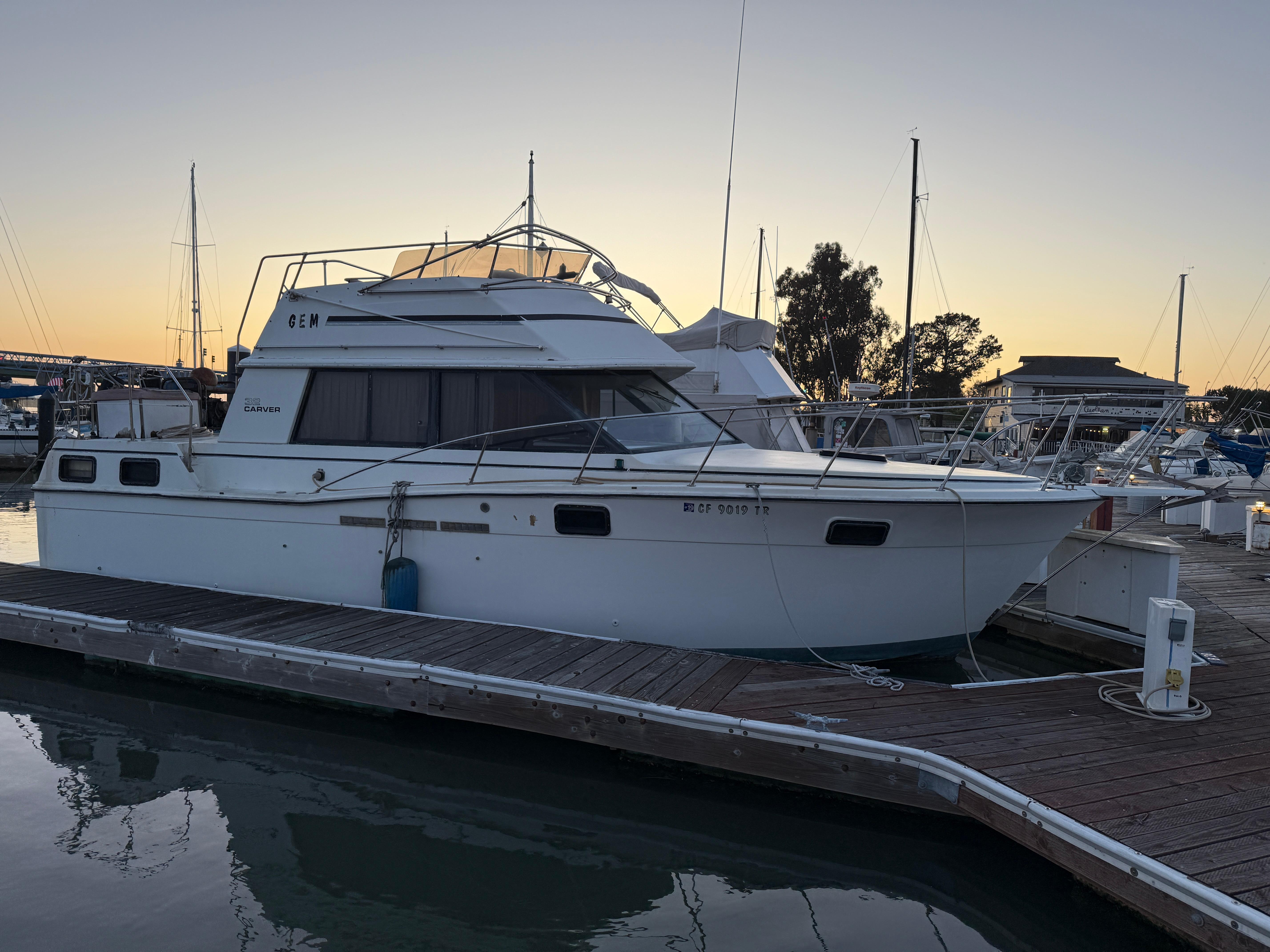 1983 Carver Aft Cabin 3207