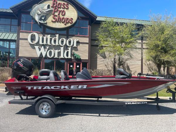 Tracker Pro Team 190 2025 Tracker Pro Team 190 boat outside Bass Pro Shops Outdoor World.