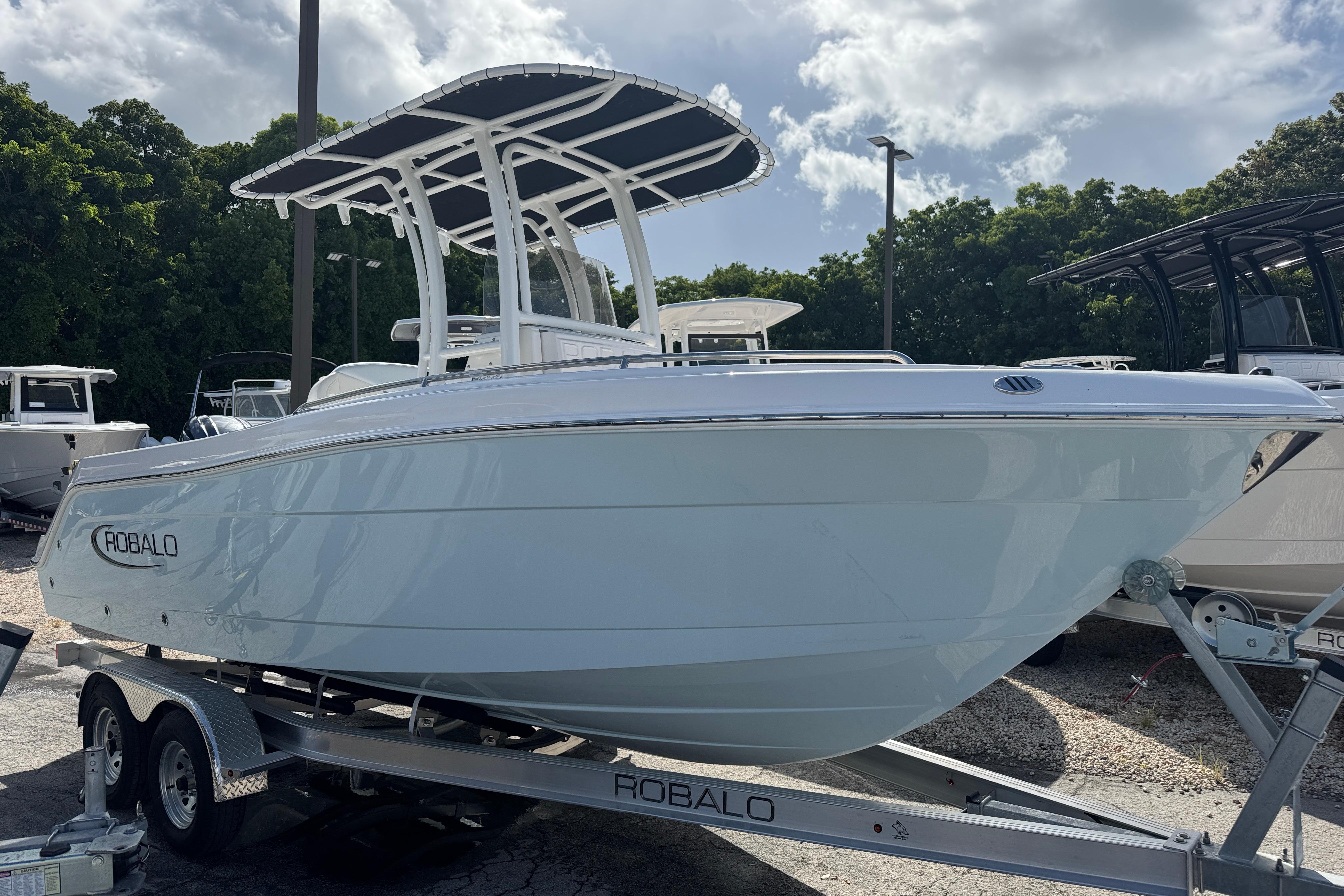 2025 Robalo R222 Explorer