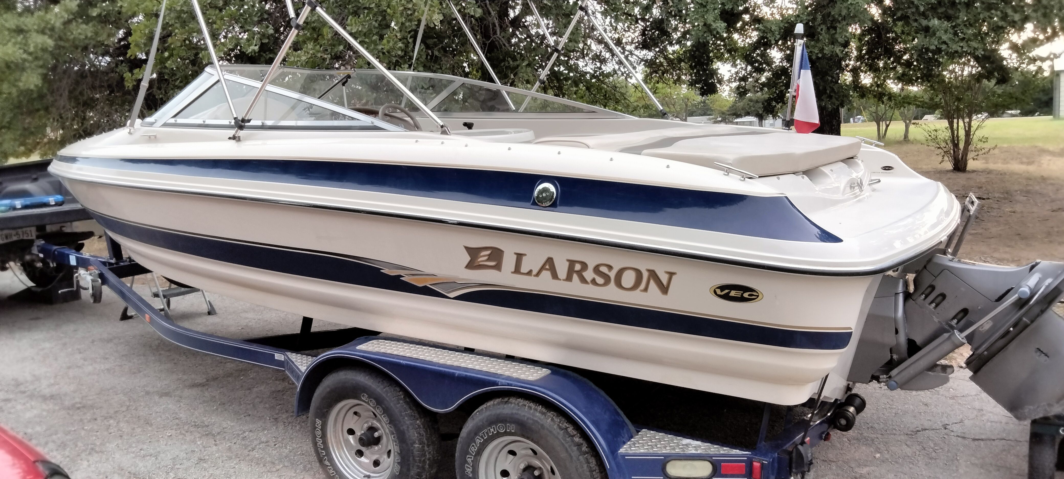 2004 Larson bow rider