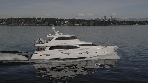 2005 Horizon 82 Enclosed Pilot House
