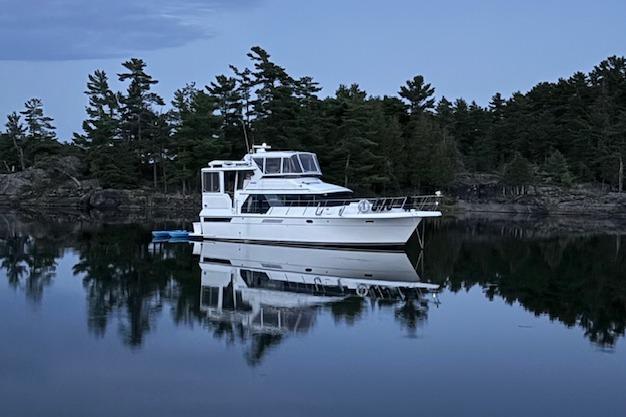 1996 Carver 440 Aft Cabin Motor Yacht