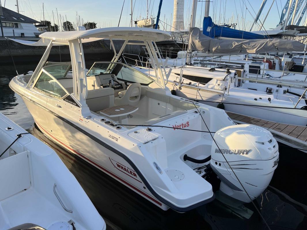 2021 Boston Whaler 240 Vantage