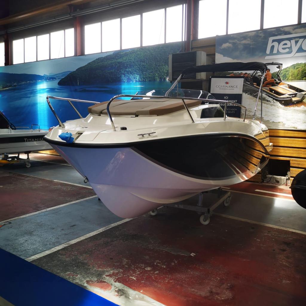 Quicksilver Activ 555 Cabin