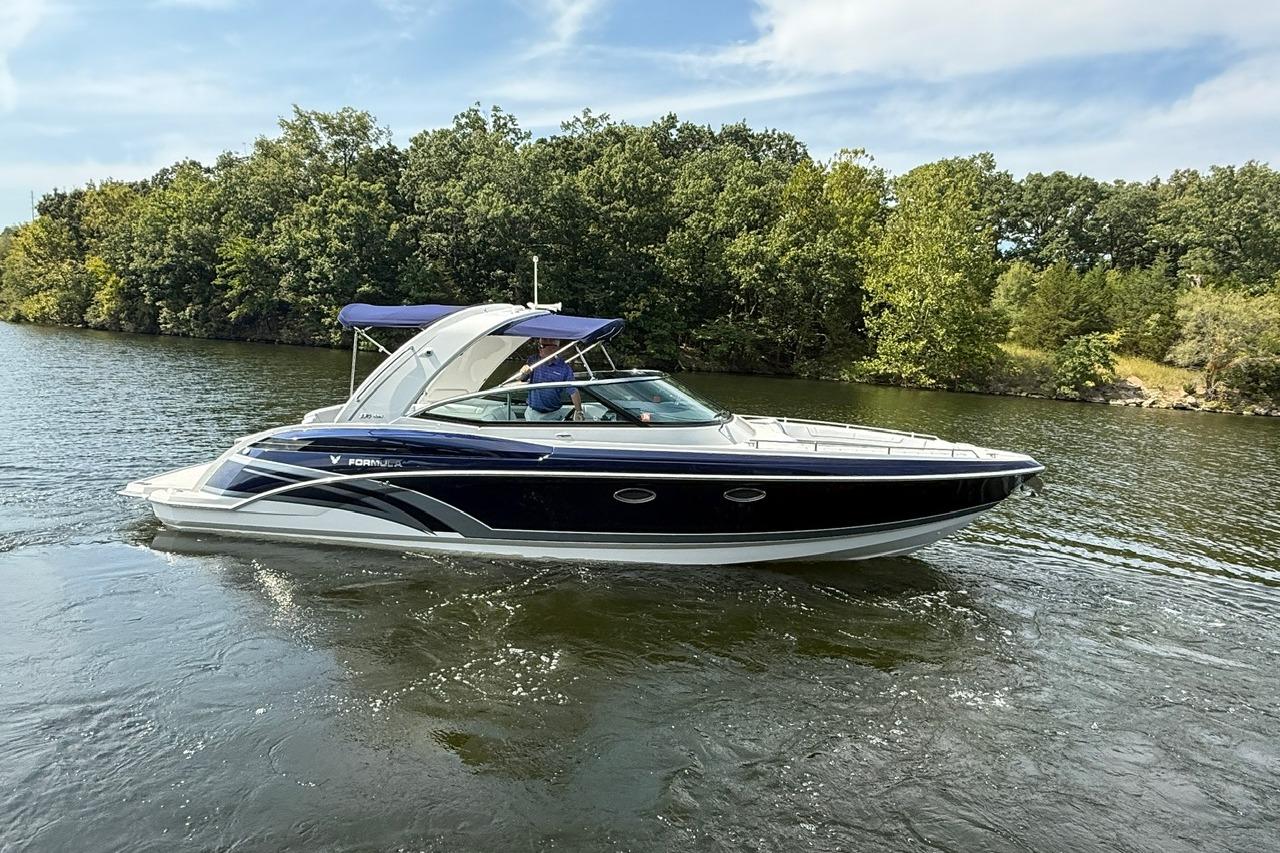 2018 Formula 330 Crossover Bowrider