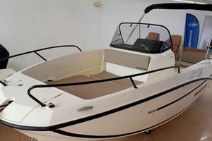 Quicksilver Activ 605 Open 2026 Quicksilver Activ 605 Open boat in showroom, featuring sleek design and spacious seating.