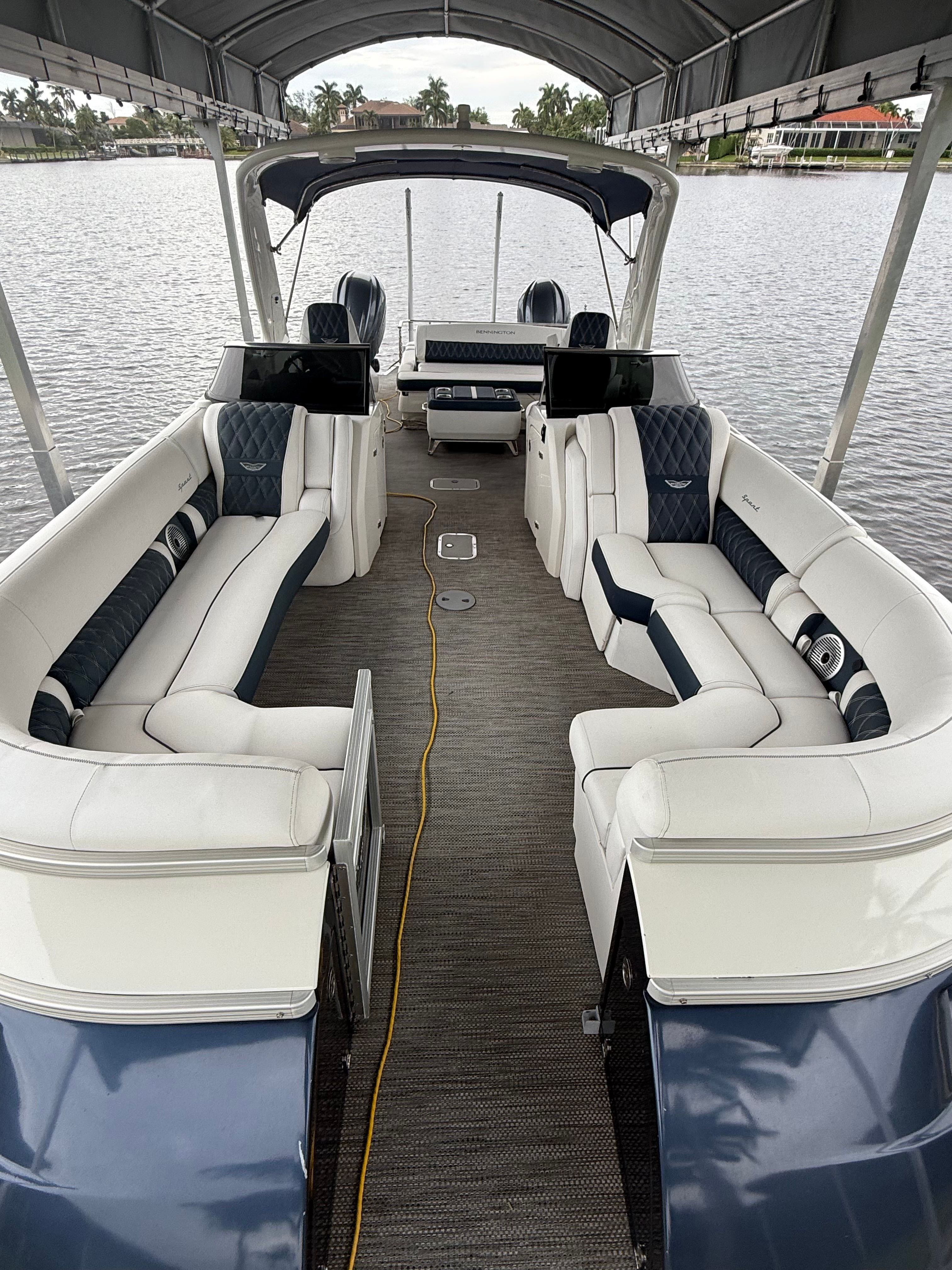 2022 Bennington 30QSBWAX2