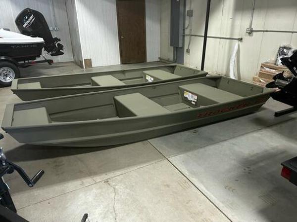 Tracker Grizzly 1236 Jon 2024 Tracker Grizzly 1236 Jon boats in a showroom.
