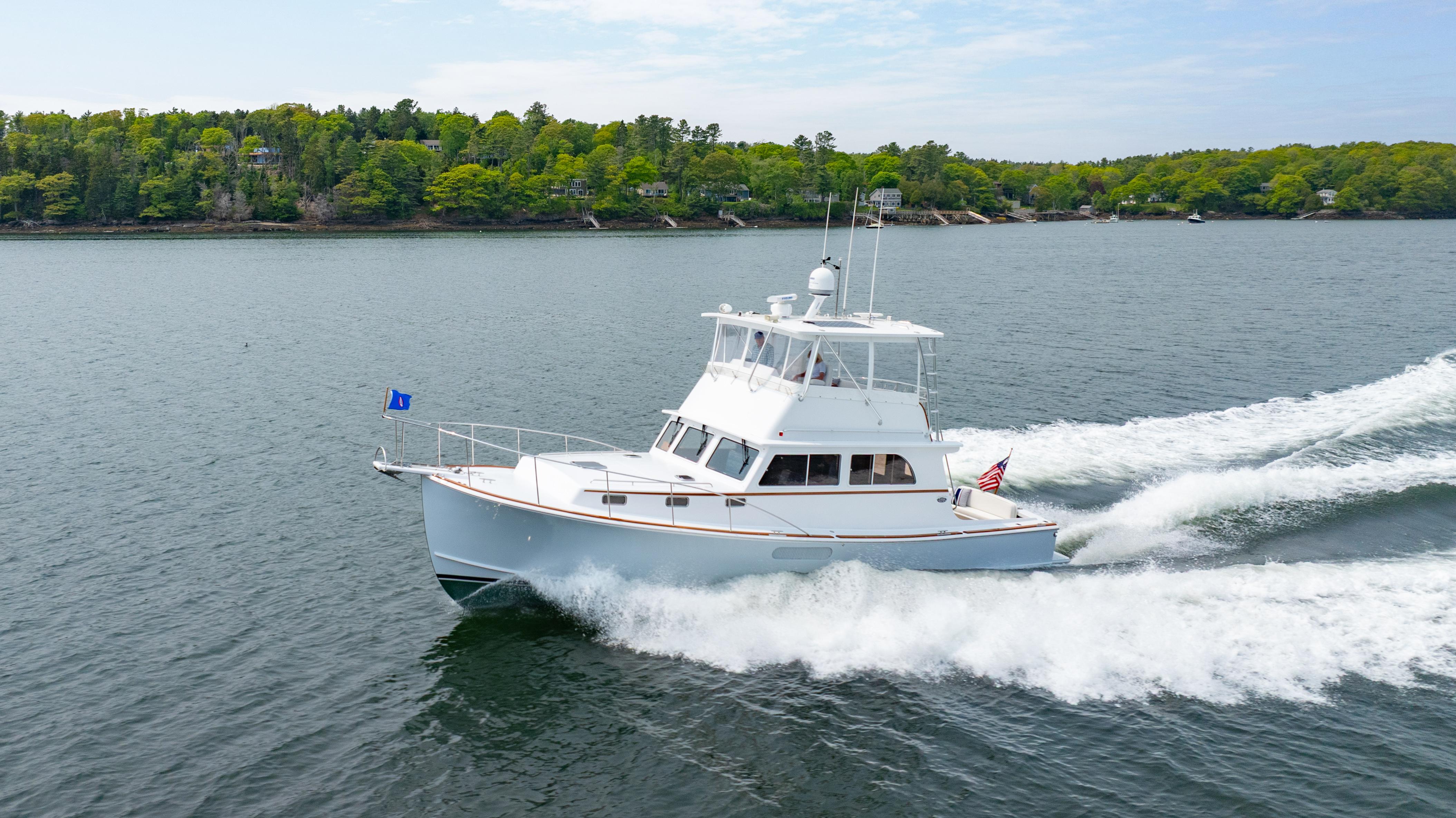 2019 Lowell Flybridge