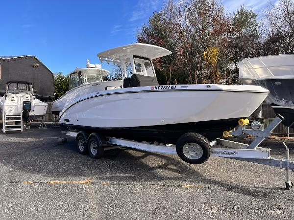Yamaha Boats 252 FSH Sport 2022 Yamaha Boats 252 FSH Sport on trailer, parked outdoors.