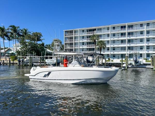 Beneteau Flyer 9 SPACEdeck 2024 Beneteau Flyer 9 SPACEdeck boat on water near waterfront building.