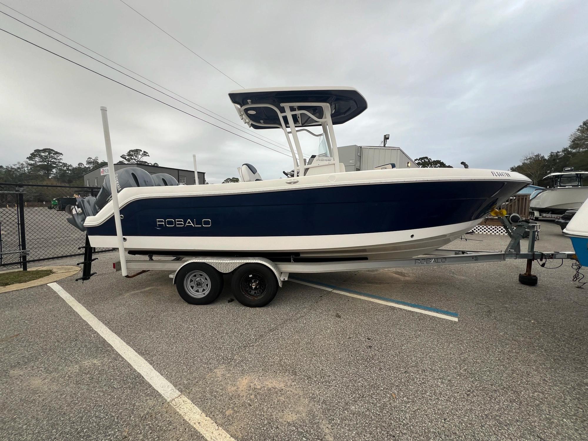 2019 Robalo 242 CC