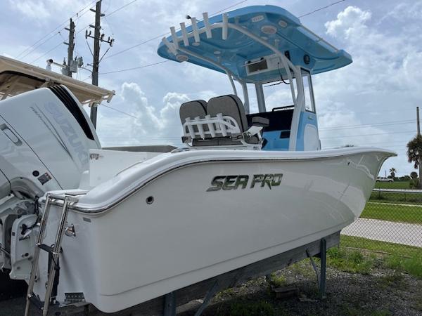 Sea Pro 242 DLX 2025 Sea Pro 242 DLX boat with sleek design and modern features.