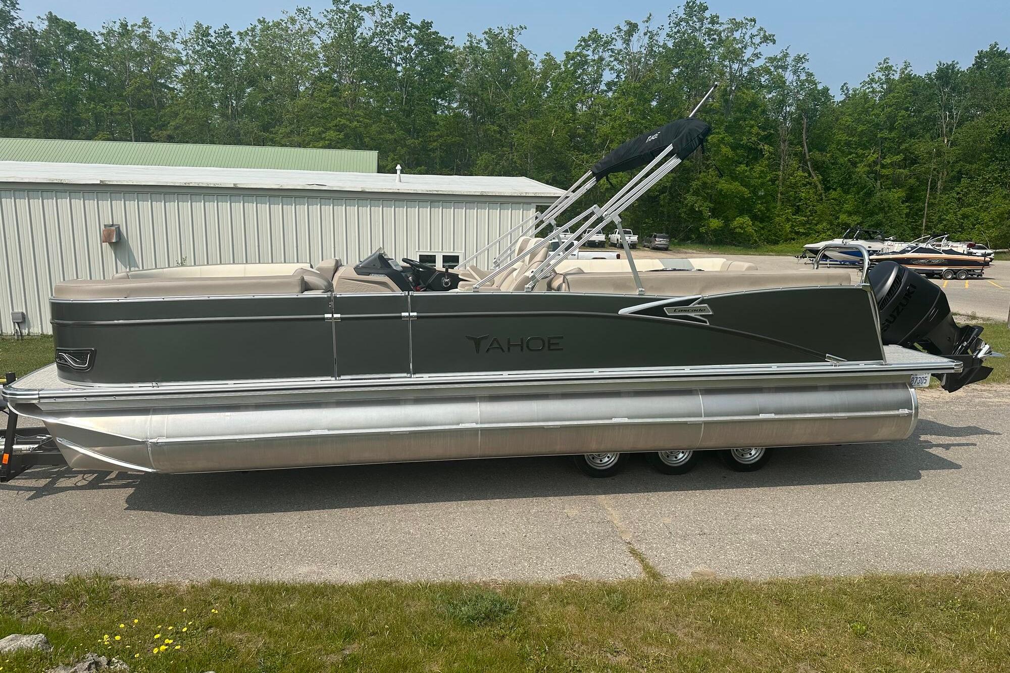 Tahoe 2585 2025 Tahoe 2585 pontoon boat parked outdoors, featuring sleek design and modern amenities.