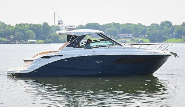 Sea Ray Sundancer 320 Coupe 2020 Sea Ray Sundancer 320 Coupe cruising on a serene lake.