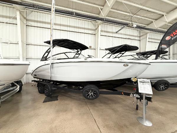 Yamaha Boats 252SD 2025 Yamaha Boats 252SD displayed indoors, featuring sleek design and modern amenities.