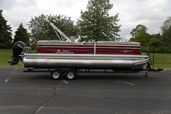 2024 Sun Tracker Party Barge 24 DLX