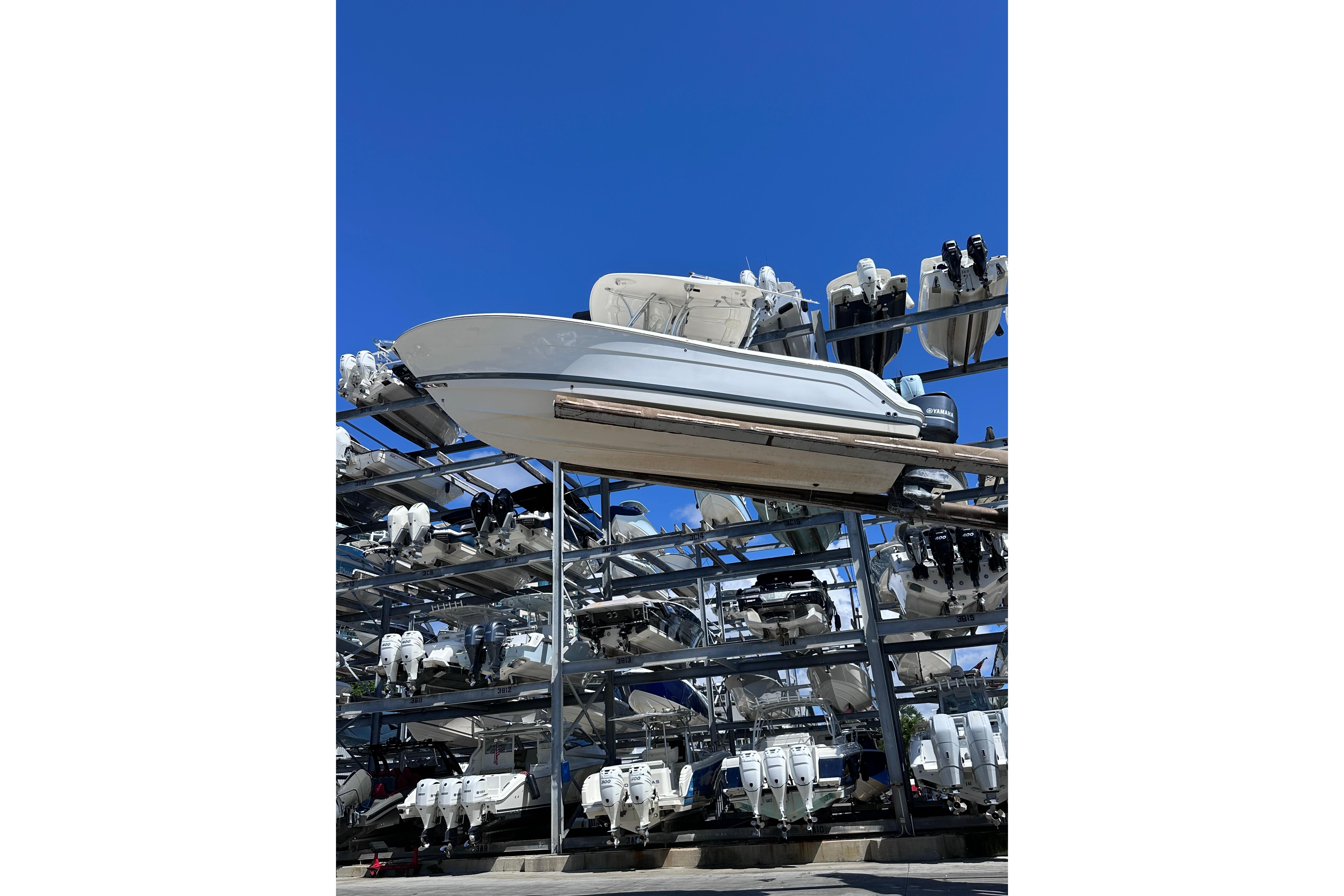 2011 Robalo R300 Center Console