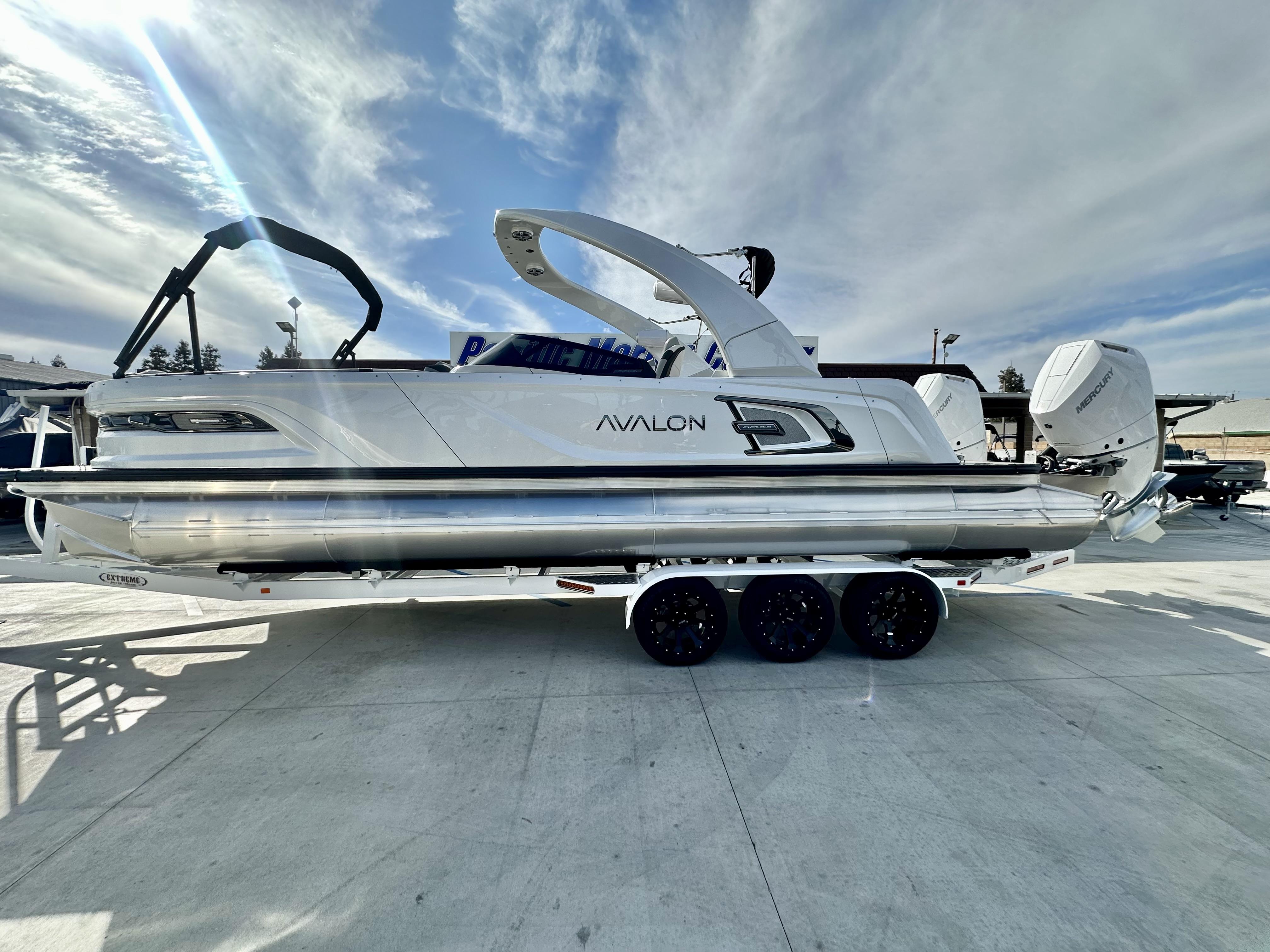 Avalon 27' Carbon Series Excalibur Elite Windshield w/ Twin 400HP Mercury V10's!