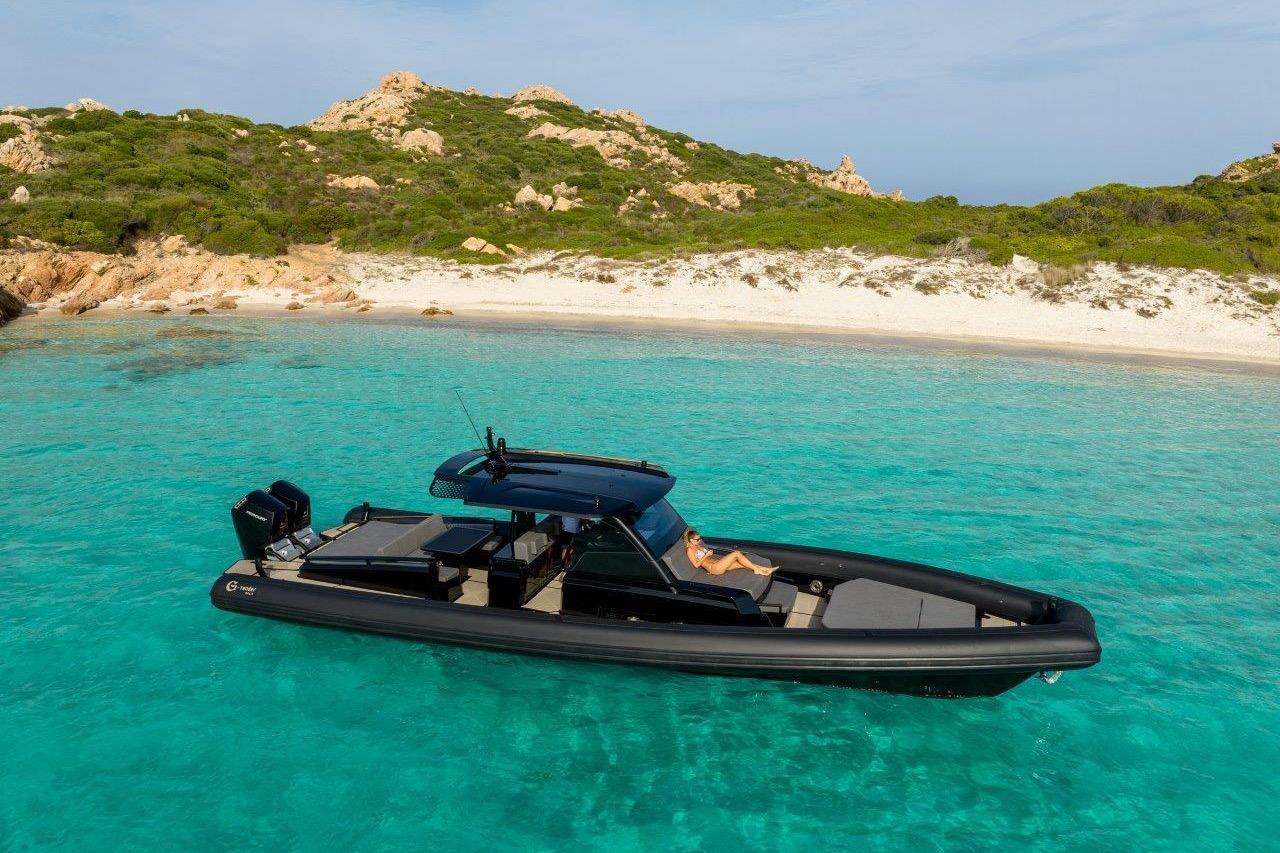 G-Tender DIECI4 2026 G-Tender DIECI4 boat in turquoise waters near a sandy beach.