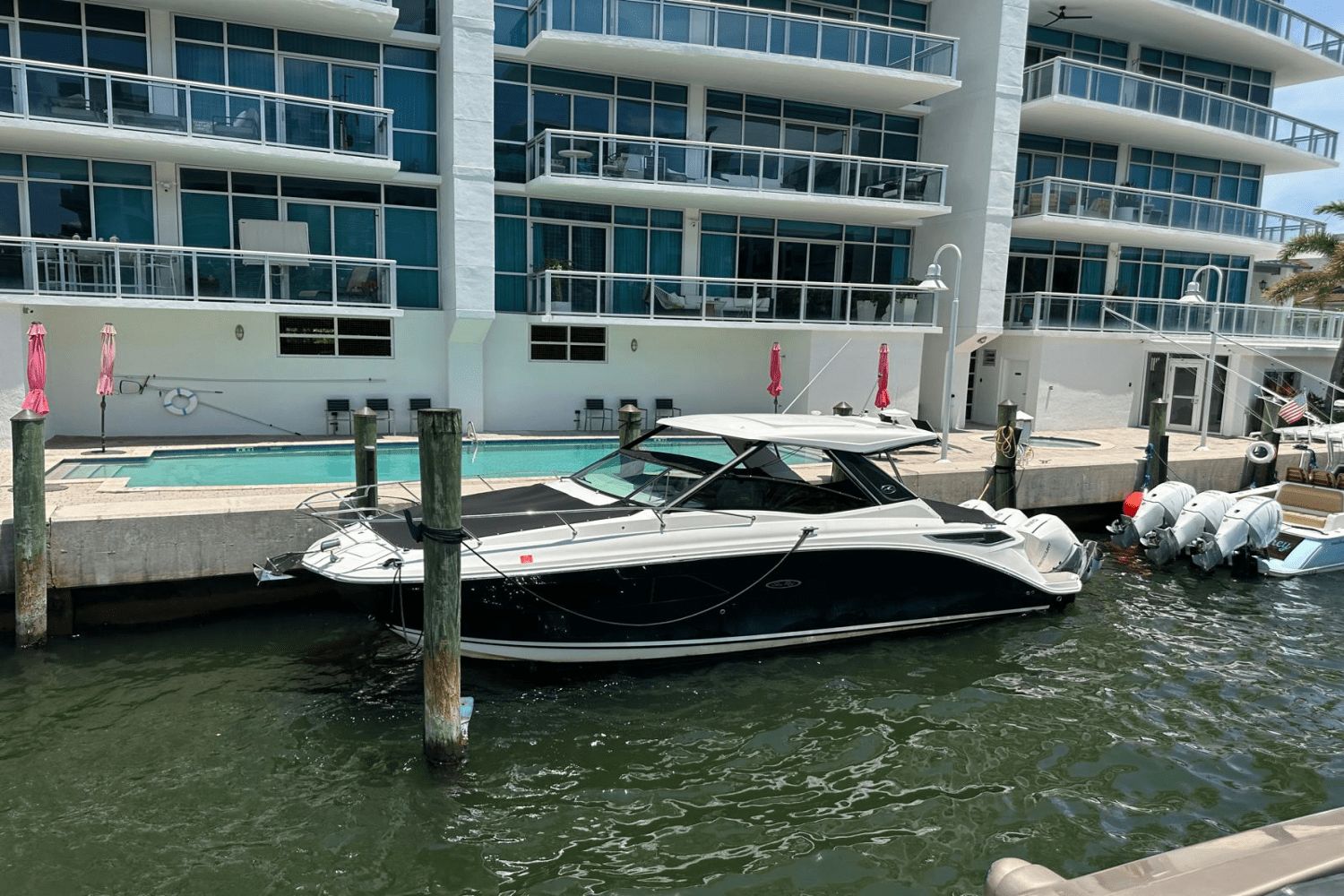 2023 Sea Ray Sundancer 320 Outboard