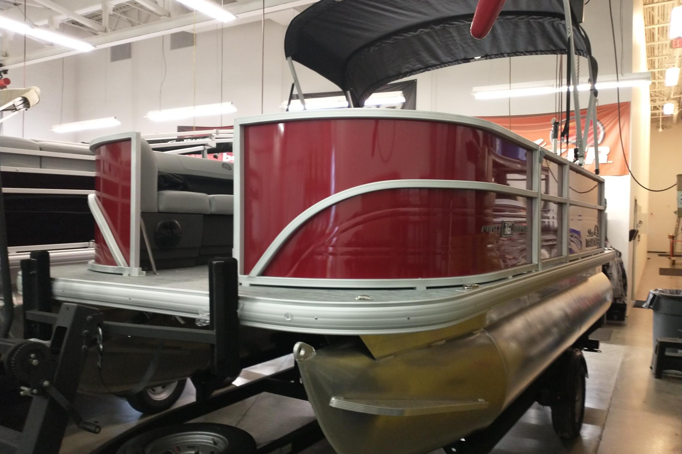 2026 Sun Tracker Party Barge 16 DLX