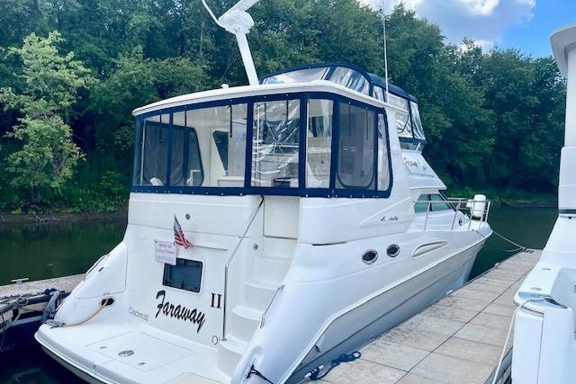 Sea Ray 420 Aft Cabin 2001 Sea Ray 420 Aft Cabin yacht docked by lush greenery.