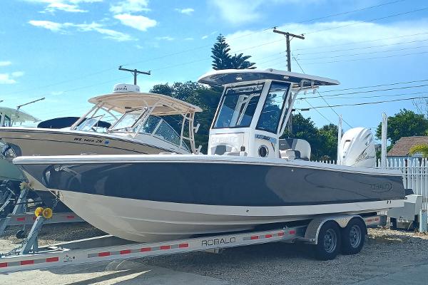 2023 Robalo 266 Cayman