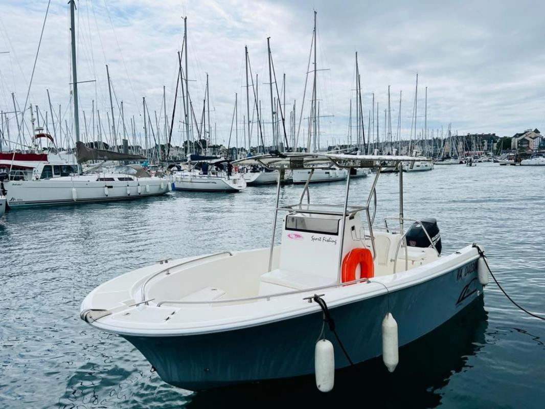 2006 Center Console Uniquest 600