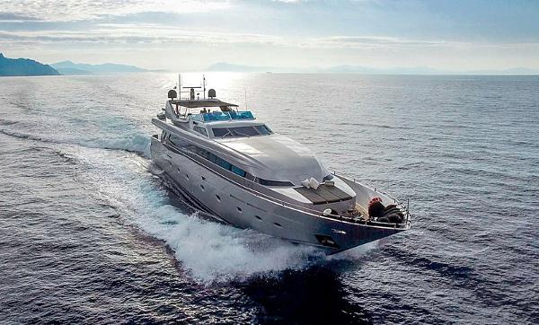 Rizzardi 105 Luxury 2004 Rizzardi 105 yacht cruising on open sea under clear skies.