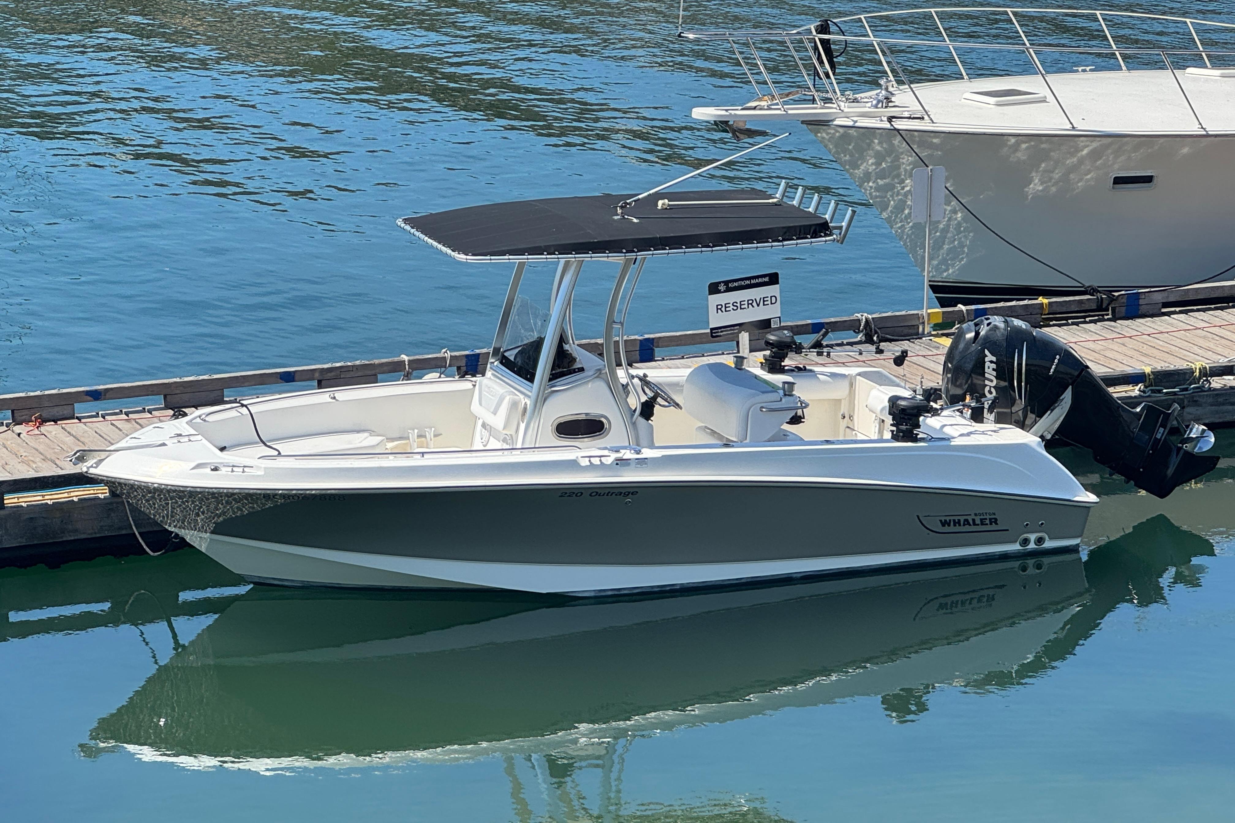 2014 Boston Whaler 220 Outrage