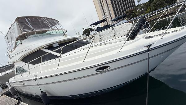 Maxum 4100 SCB 1999 Maxum 4100 SCB yacht docked at marina, featuring sleek design and spacious deck.