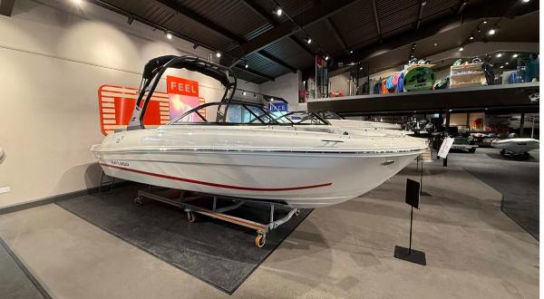 2025 Bayliner VR4 Bowrider I/O