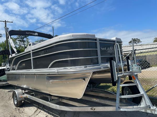 SunCatcher Select 20RC 2023 SunCatcher Select 20RC pontoon boat on a trailer, side view.