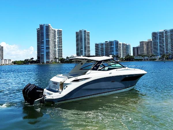 2019 Sea Ray Sundancer 320 Outboard