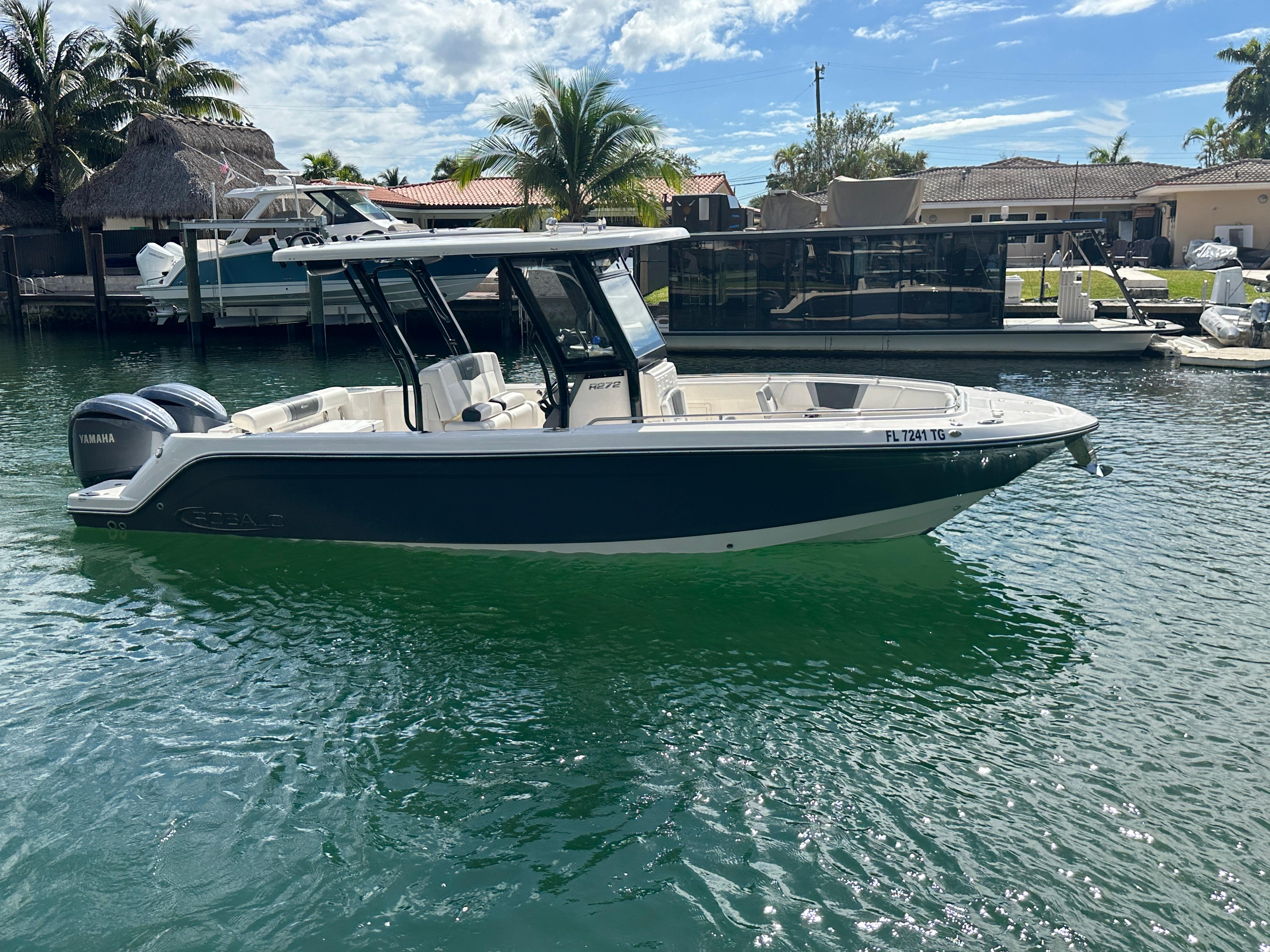 2022 Robalo R272 Center Console