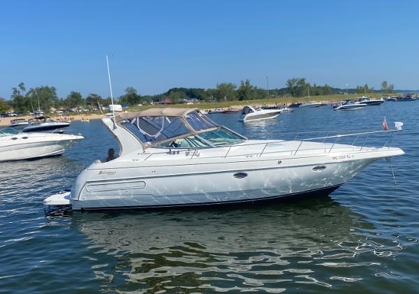 2000 Cruisers Yachts 3575 Express