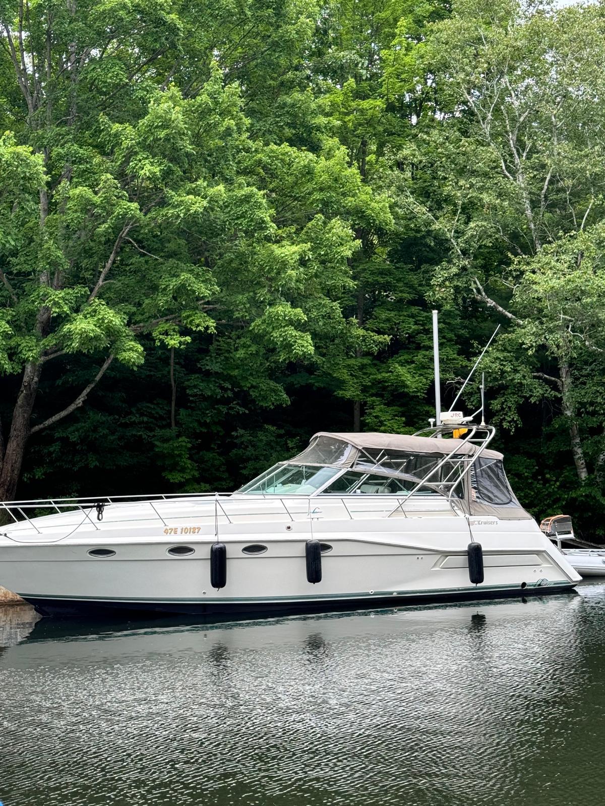 Cruisers Yachts 3775 Esprit