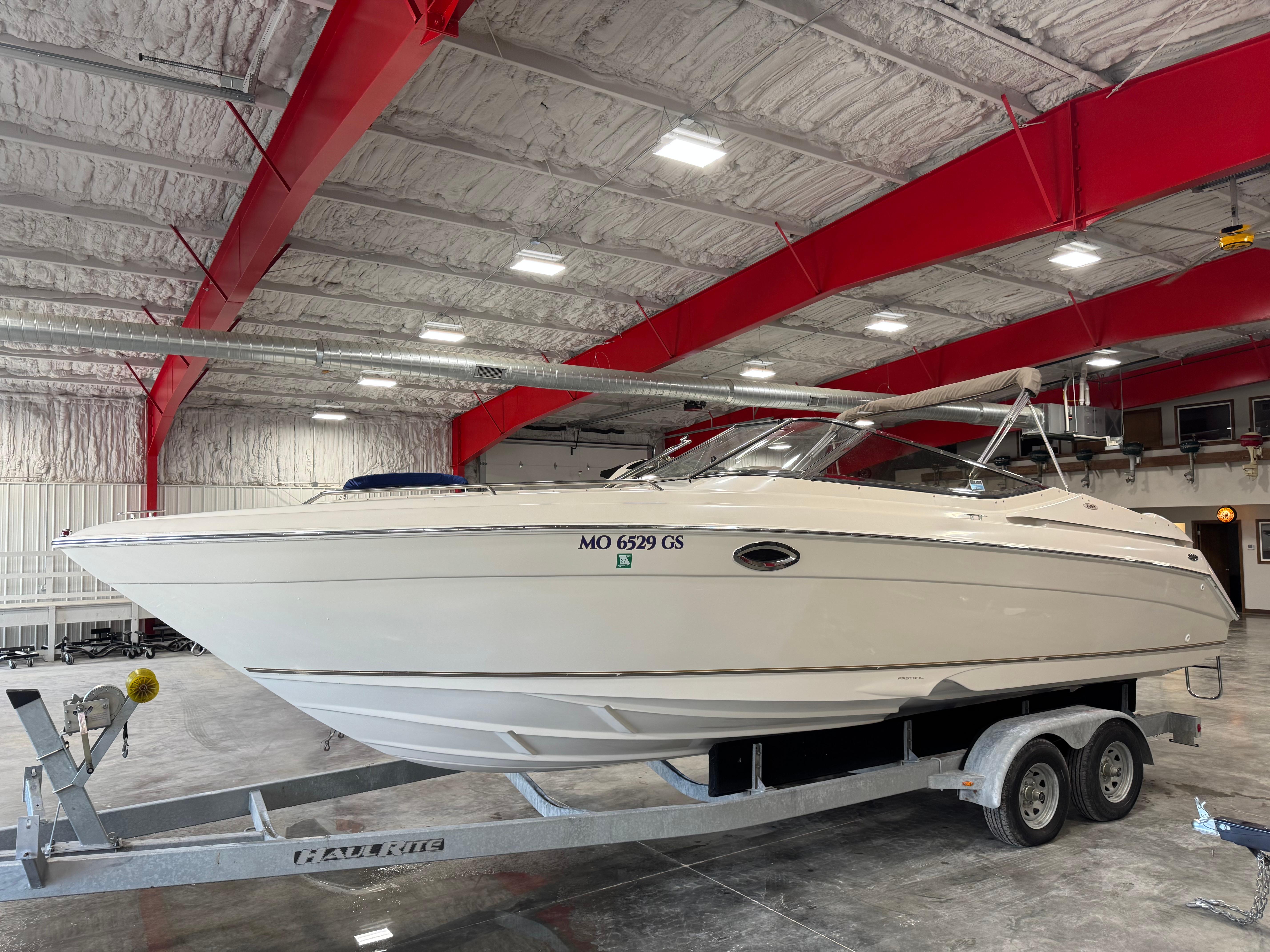 Regal 2800 LSR 2000 Regal 2800 LSR boat on trailer in indoor storage facility.