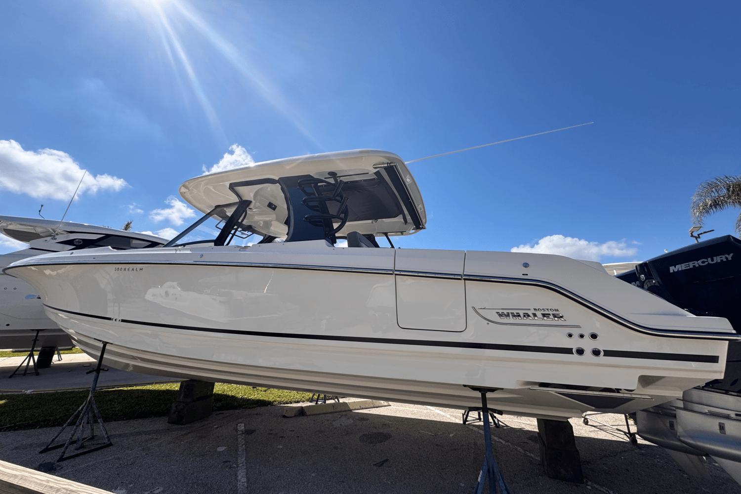 2025 Boston Whaler 350 Realm