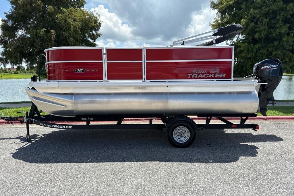 2026 Sun Tracker Party Barge 16 DLX