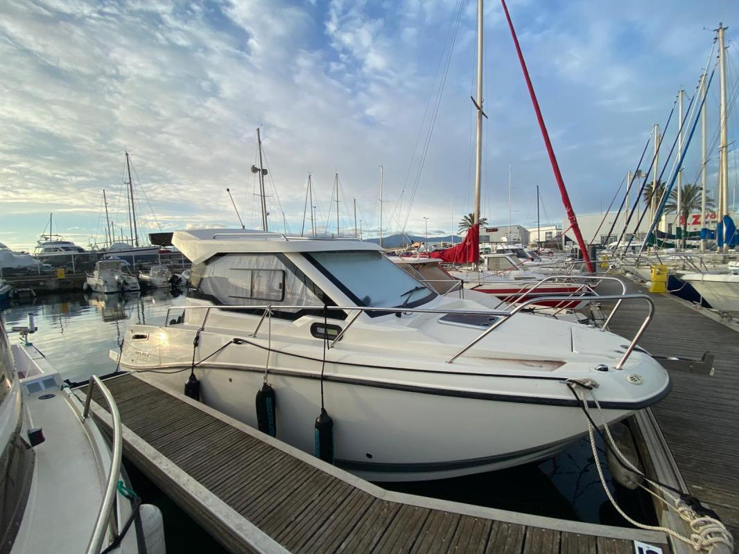 Quicksilver Activ 675 Weekend 2023 Quicksilver Activ 675 Weekend boat docked at a marina under a cloudy sky.