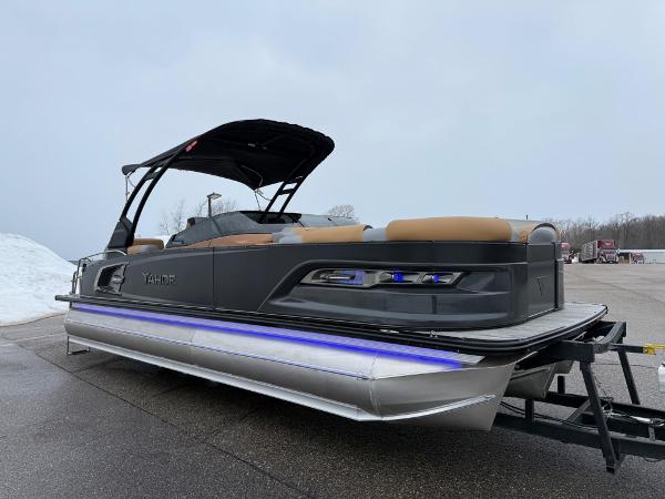 2025 Tahoe Pontoon Grand Tahoe LTD Quad Lounge Windshield