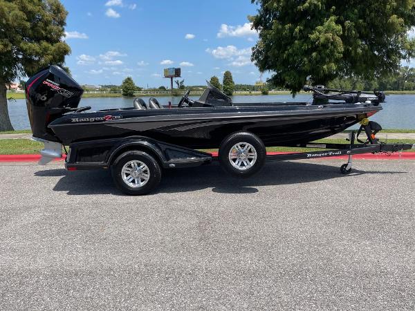 Ranger Z518 Ranger Cup Equipped 2024 Ranger Z518 Ranger Cup Equipped boat parked near a lake on a sunny day.