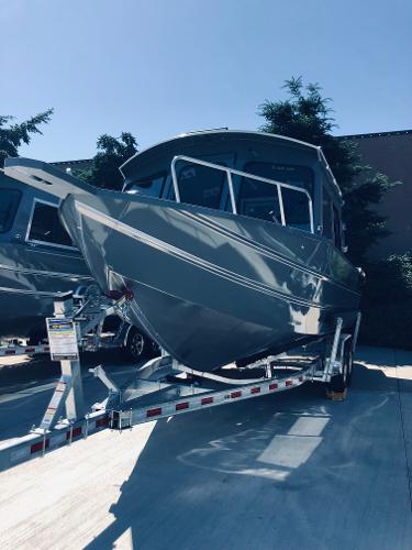 Spartan 24 MAXIMUS PRO XL 2024 Spartan 24 MAXIMUS PRO XL boat on a trailer in a parking lot.