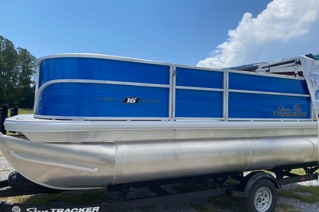 2026 Sun Tracker Party Barge 16 DLX