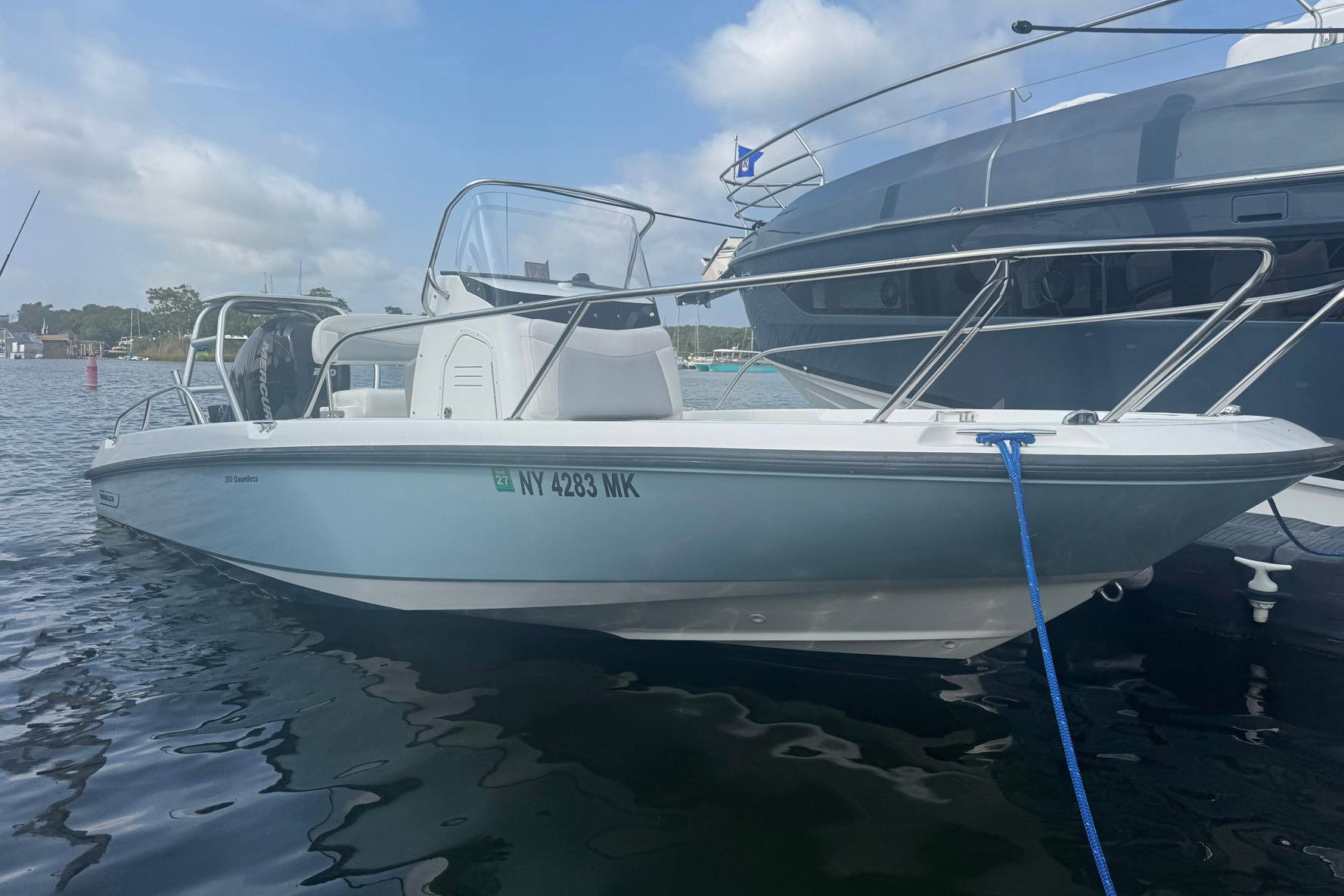 2015 Boston Whaler 210 Dauntless