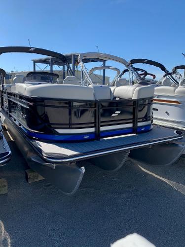 Starcraft SLS3 2024 Starcraft SLS3 pontoon boat with sleek design and comfortable seating.
