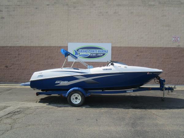 2004 Yamaha Boats LX210